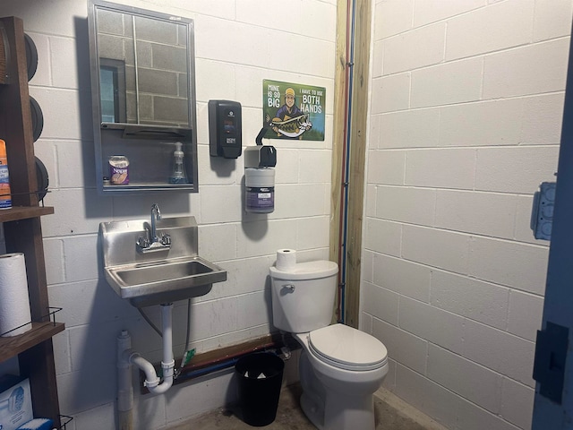 bathroom featuring toilet and sink