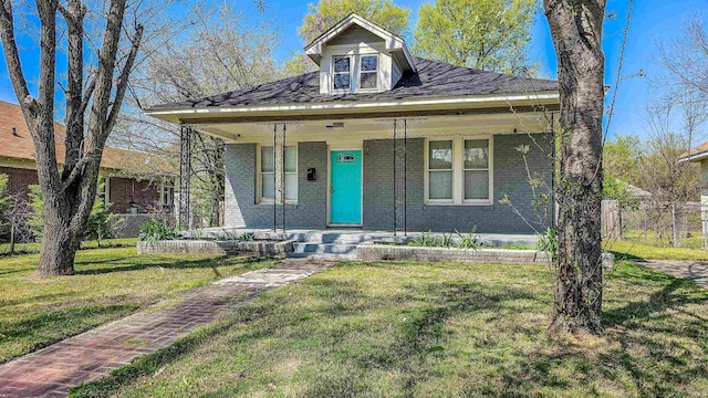 view of front of property featuring a front lawn