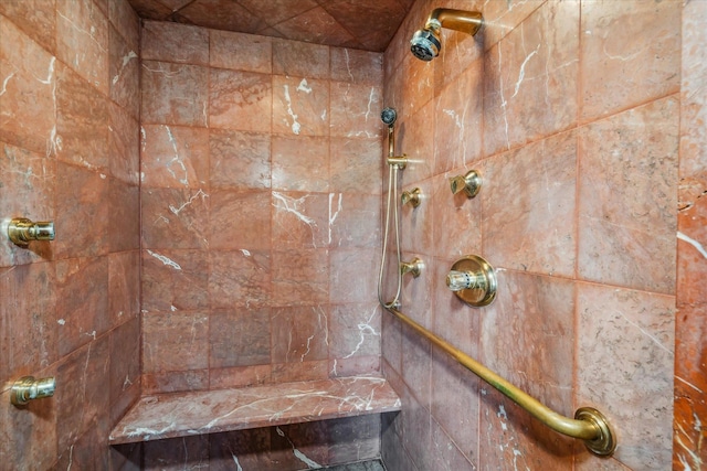 bathroom featuring tiled shower