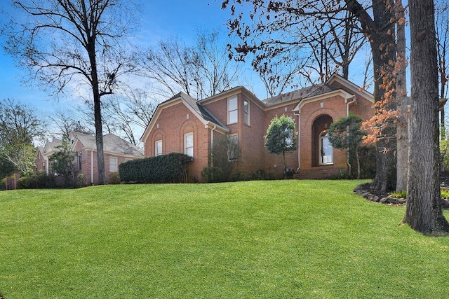 view of front facade featuring a front lawn