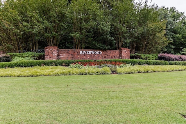 community sign with a yard