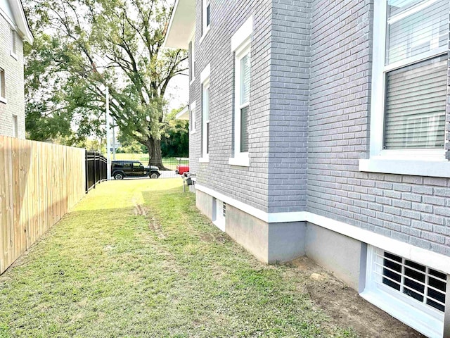 view of side of property featuring a lawn