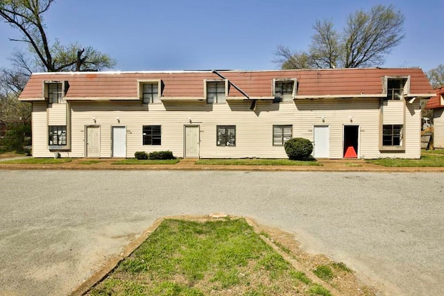 view of front of home featuring a front lawn