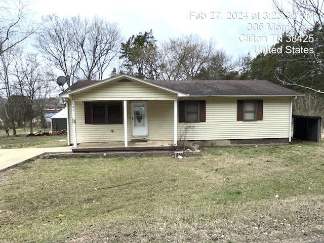 single story home featuring a front yard