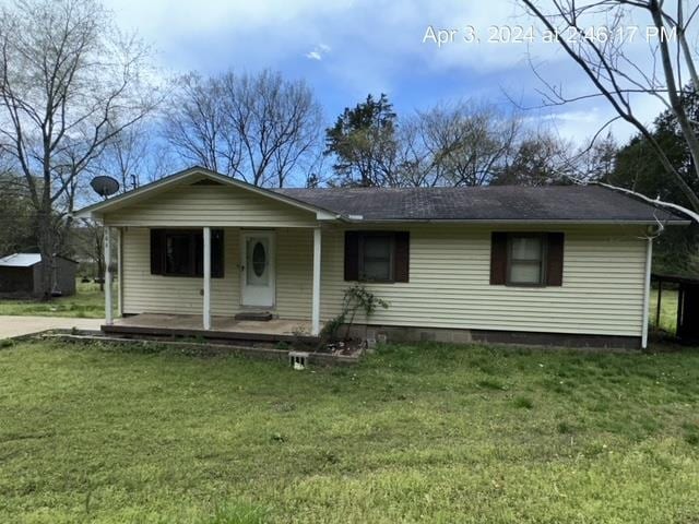 view of front facade with a front lawn