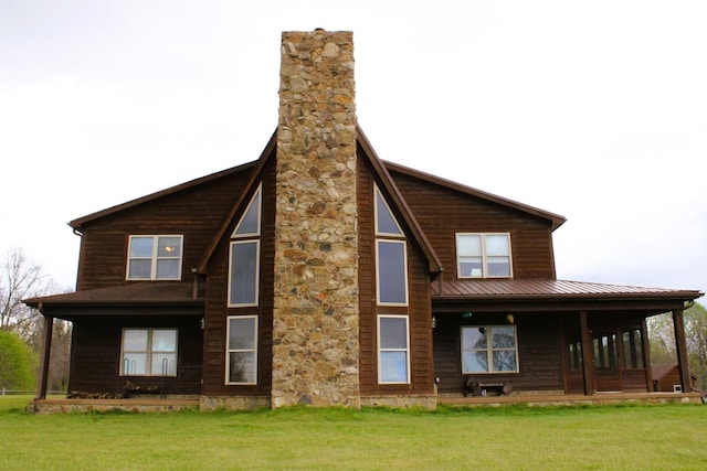 view of front of property featuring a porch and a front yard