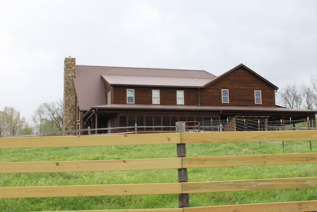 view of front of property featuring a front yard