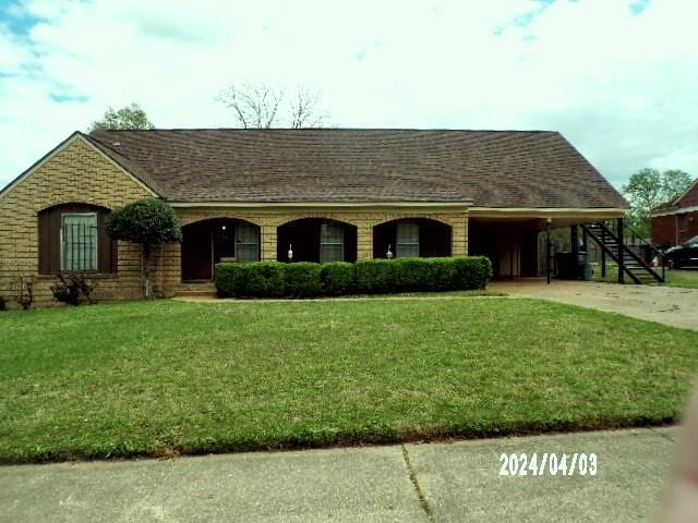 view of front of house featuring a front yard