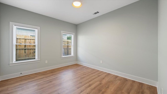 1072 Bruce St, Memphis, TN 38104 - unfurnished room with light wood-type flooring and vaulted ceiling