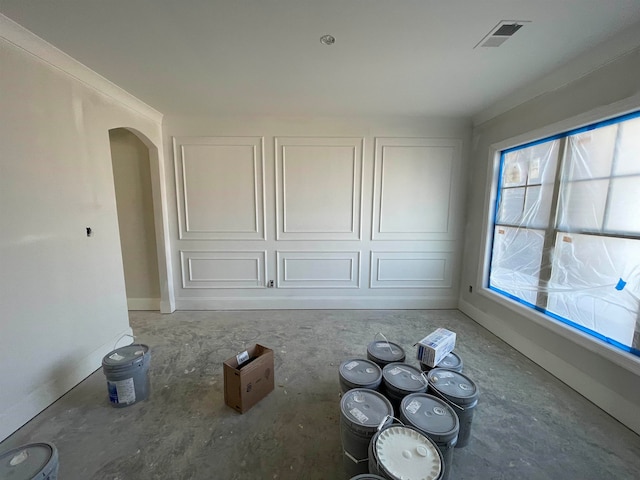 empty room with visible vents and arched walkways