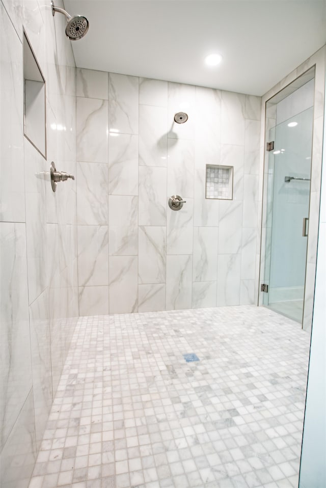 bathroom featuring a tile shower