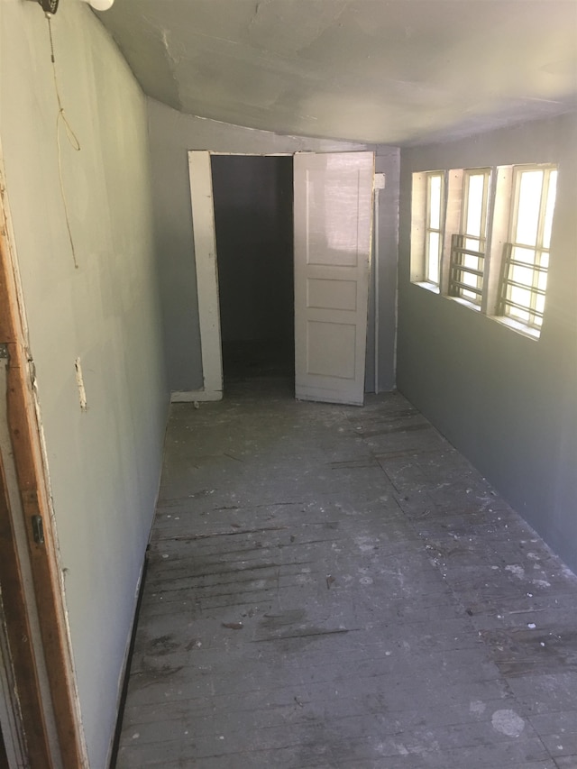 2965 Lotus Rd, Memphis, TN 38109 - corridor featuring vaulted ceiling