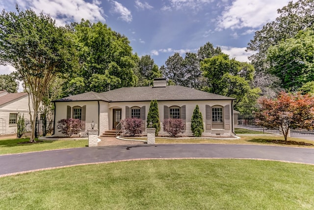 view of front facade with a front yard