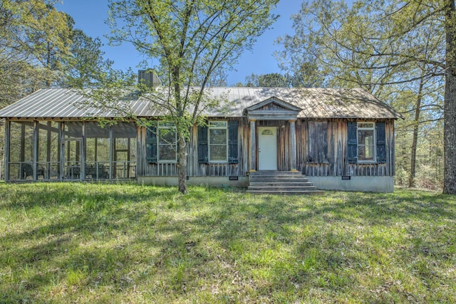 view of front of property with a front lawn