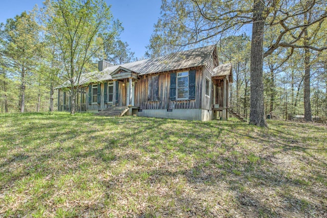 view of front facade featuring a front yard