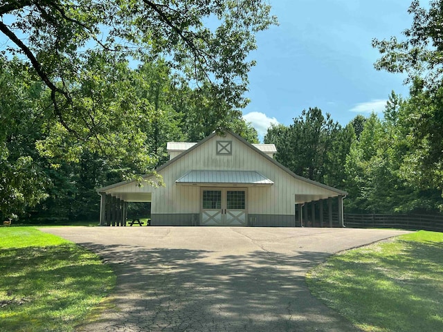 view of front of home with a front yard and a carport