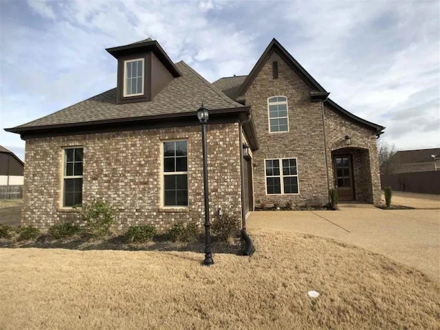 view of front of house featuring a front yard