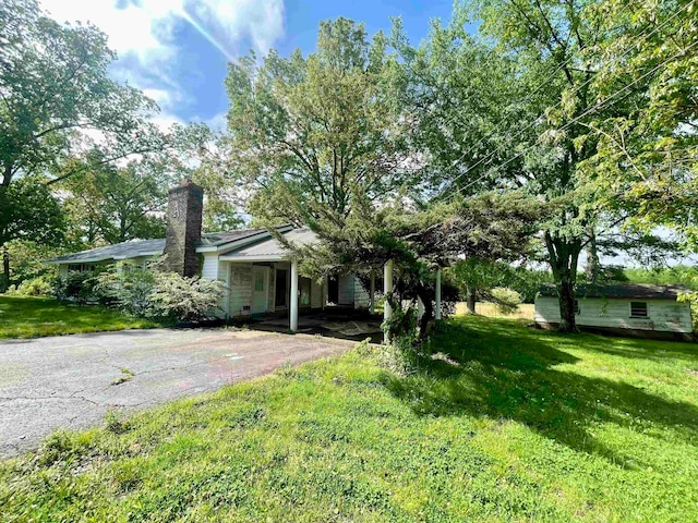 view of front of house with a front lawn