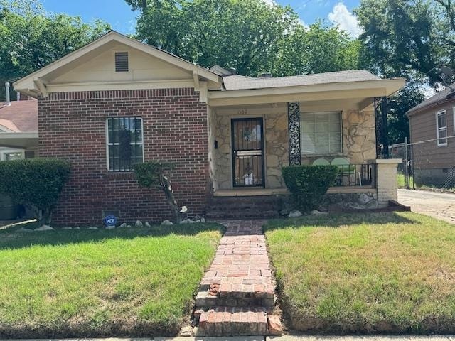 bungalow-style home featuring a front lawn