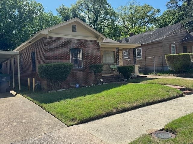 view of front facade with a front lawn