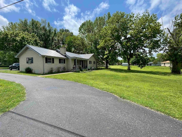 single story home with a front lawn