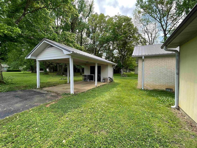 view of yard featuring a patio