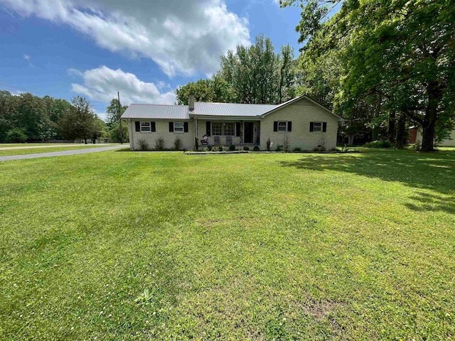 view of front of property featuring a front lawn