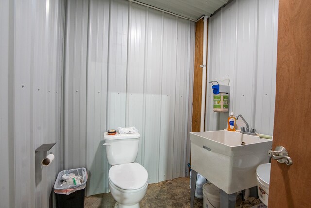 bathroom featuring sink and toilet