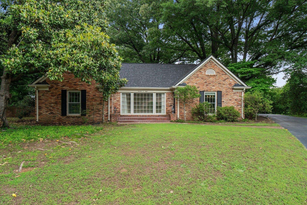 view of front of house with a front yard