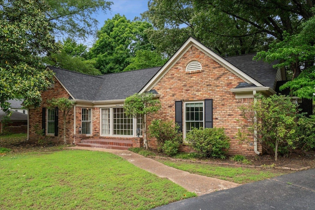 view of front of home featuring a front lawn