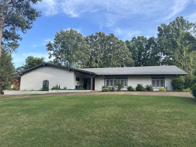 ranch-style home with a front lawn