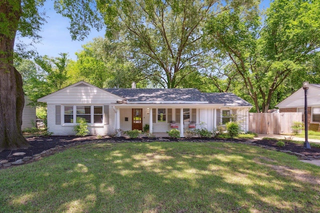 ranch-style house featuring a front yard