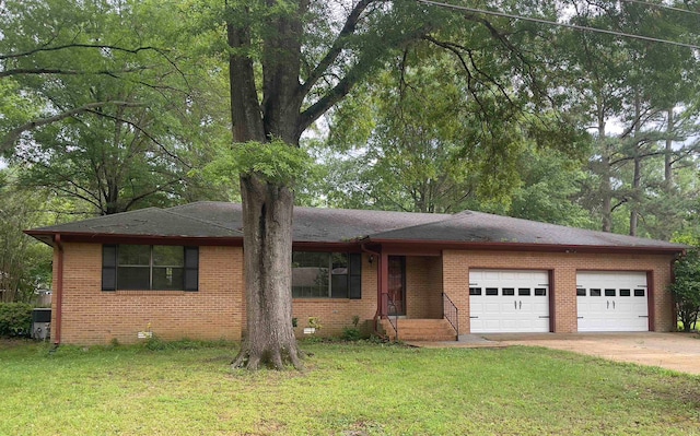 view of front facade featuring a front yard and a garage