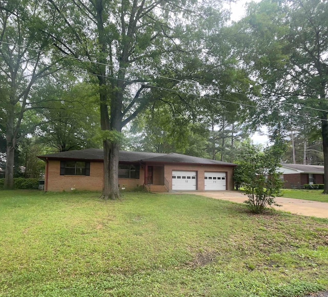 view of front of house with a front lawn and a garage