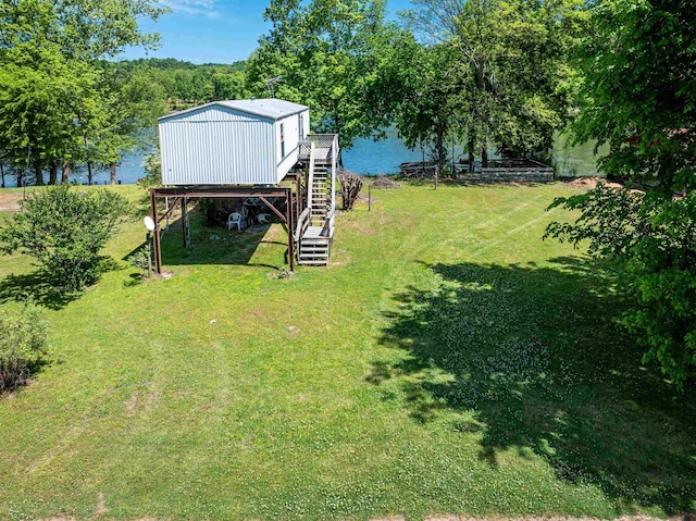 view of yard featuring a water view