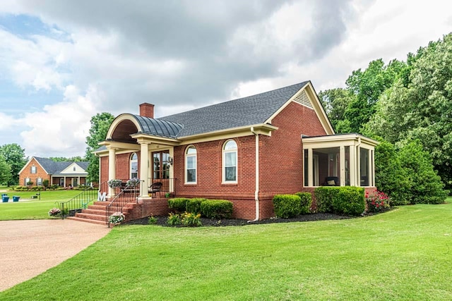 view of front of home featuring a front yard