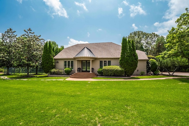 view of front facade with a front lawn