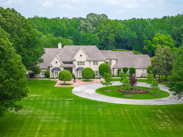 view of front of house featuring a front lawn