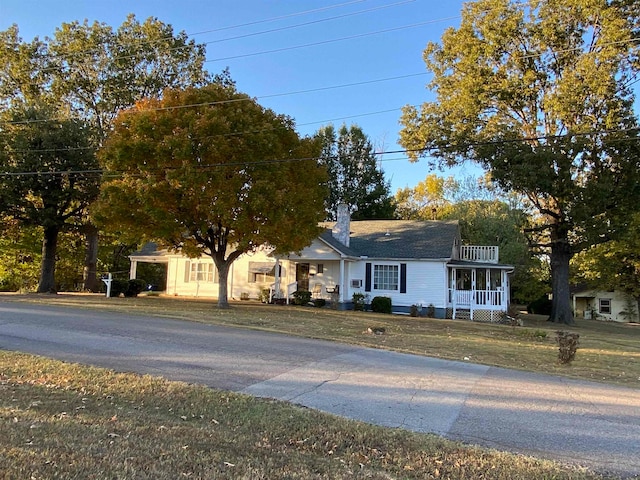 view of front of home featuring a front yard