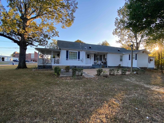 back of house featuring a lawn