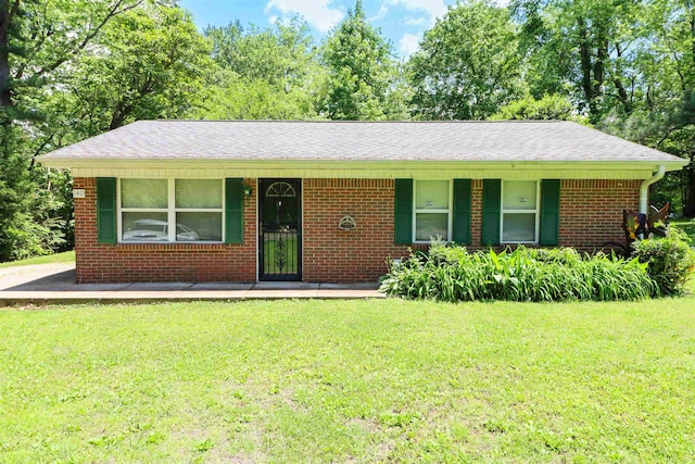 single story home with a front yard