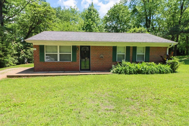 ranch-style home featuring a front lawn