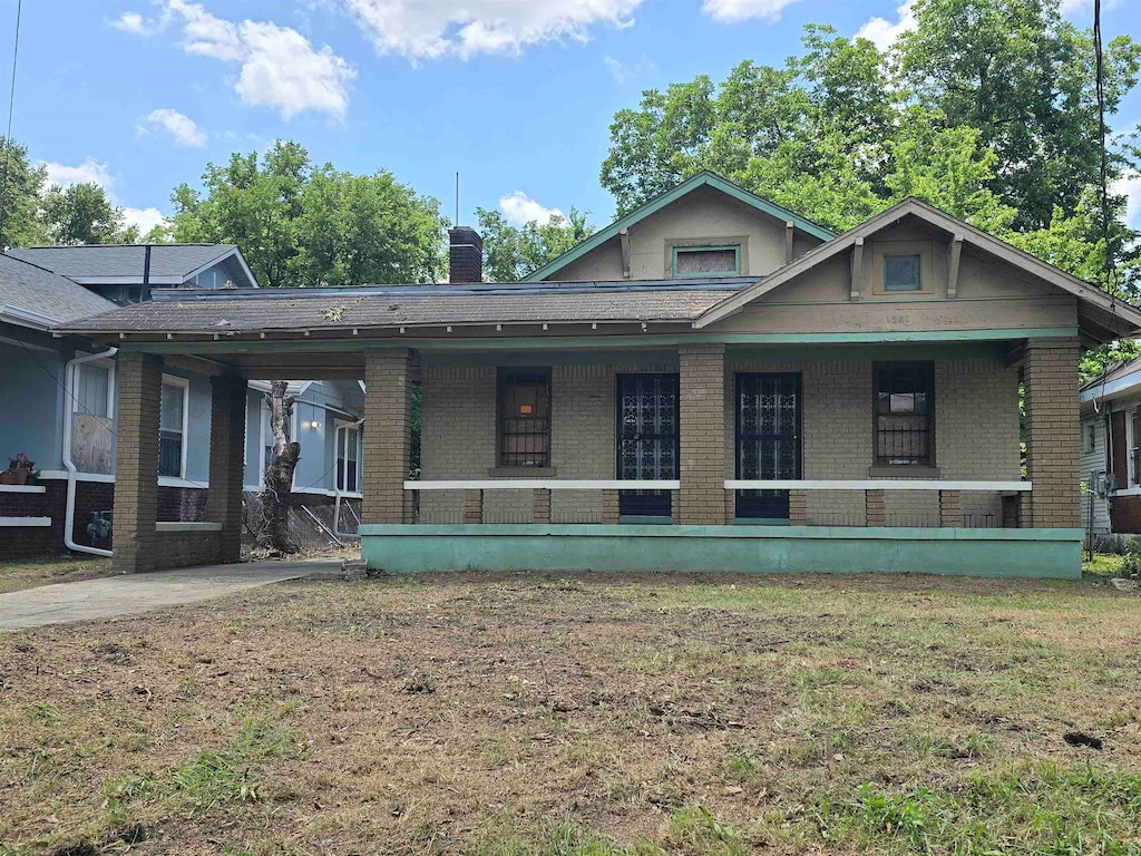 view of front of house featuring a front lawn and a porch