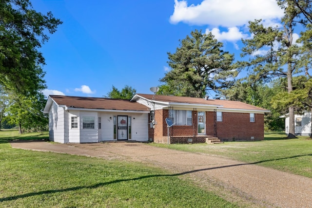 ranch-style house featuring a front yard