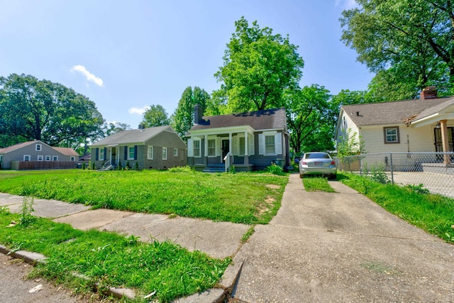 view of front of property featuring a front lawn