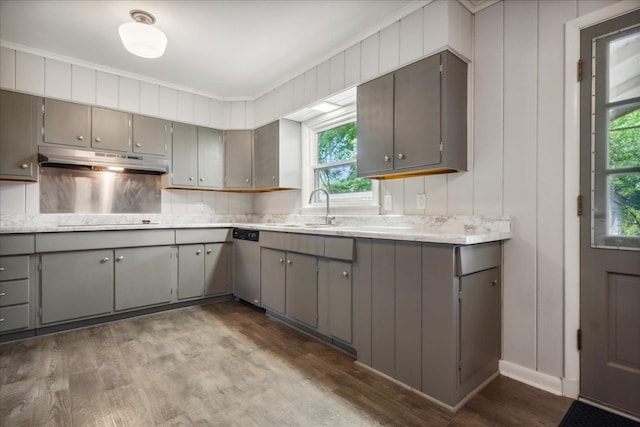 kitchen featuring black electric stovetop, gray cabinetry, hardwood / wood-style floors, sink, and dishwasher