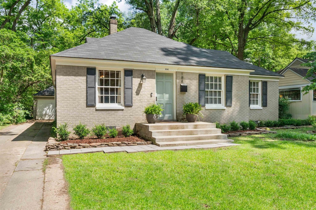 view of front of house with a front yard