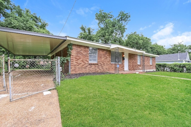 view of front of property featuring a front yard and a carport