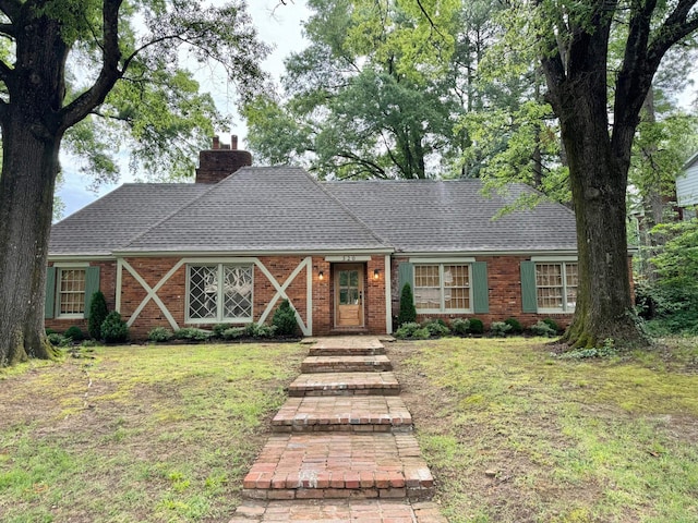 ranch-style home featuring a front lawn