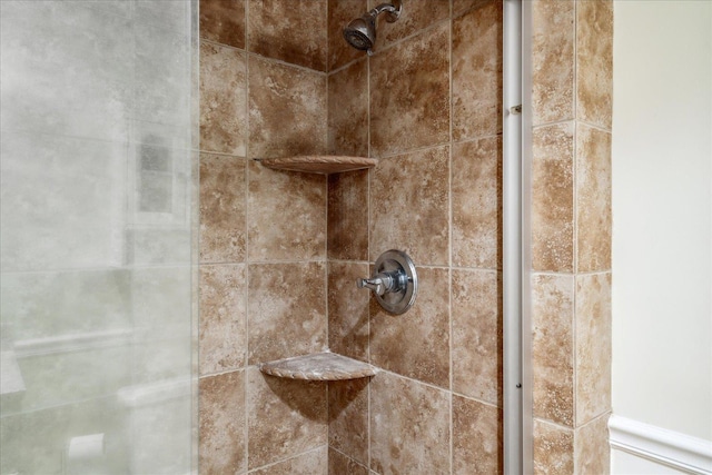 interior details with a tile shower